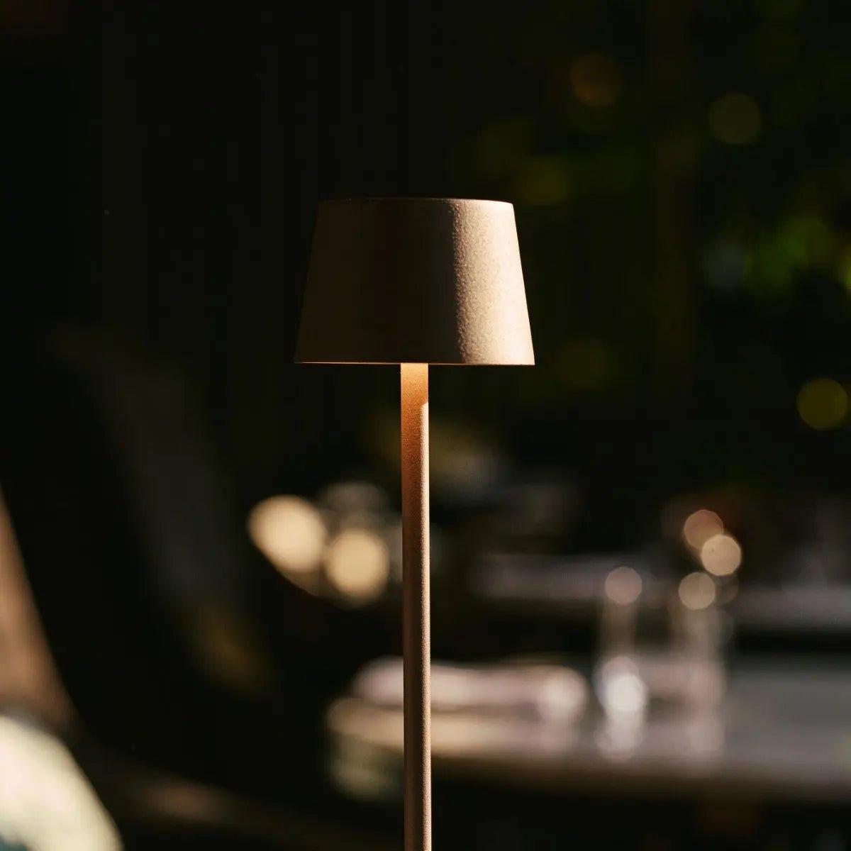 Vondel Mocha Brown oplaadbare en draadloze lamp perfect voor horeca -industrie - draadloos oplaadbaar via laadstation