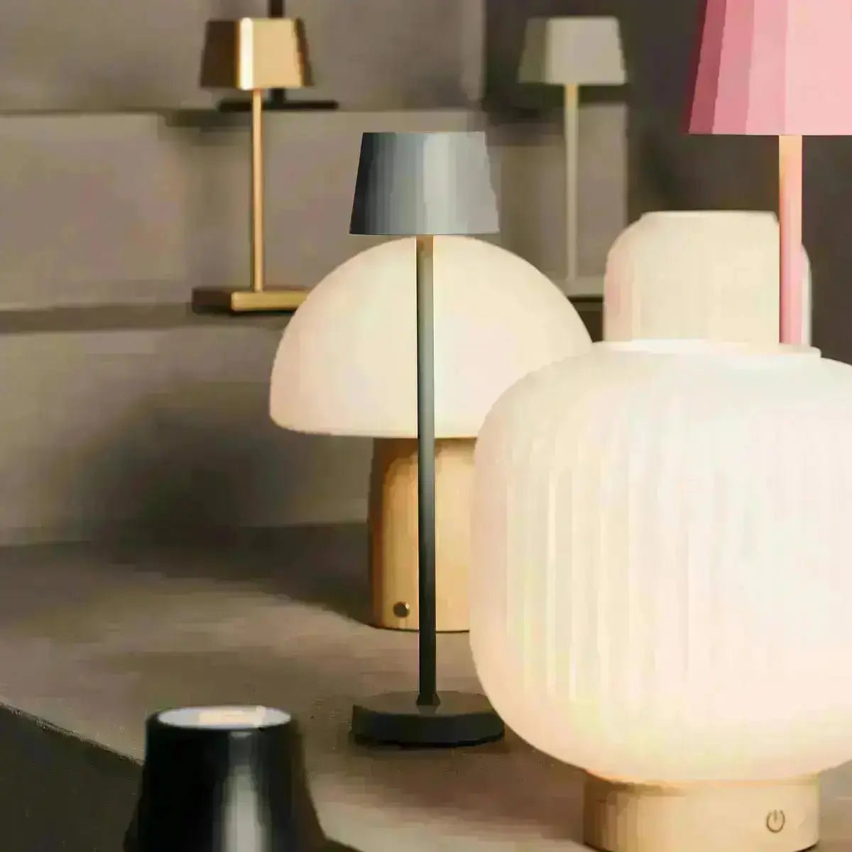 Combi Set Professional – 4 x Vondel Mini Stone Grey Rechargeable Table Lamps & 1 x Amstel Wireless Charging Station with Q1-Technology