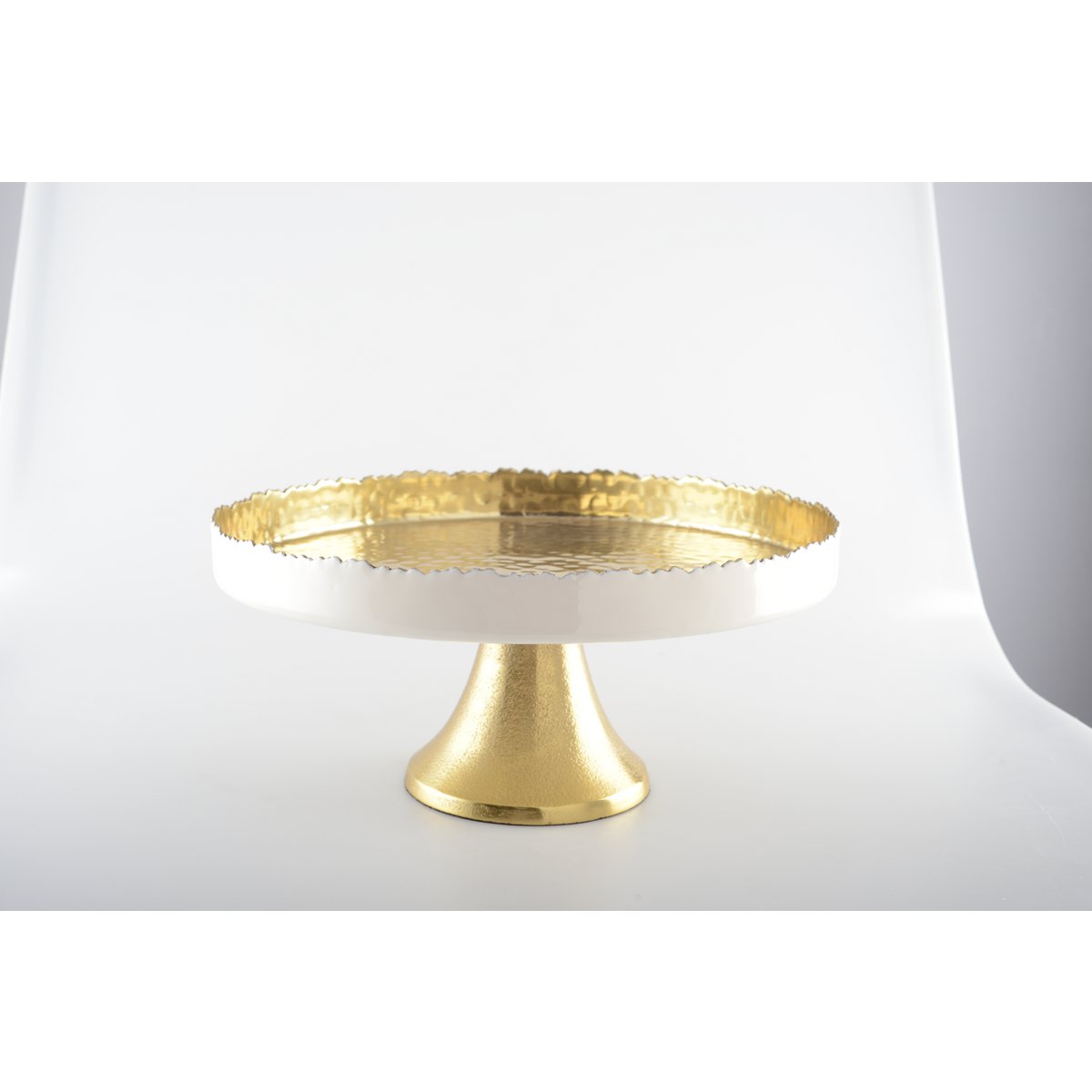 Witte en gouden cakeschotel op voet 30x30x12,5 cm