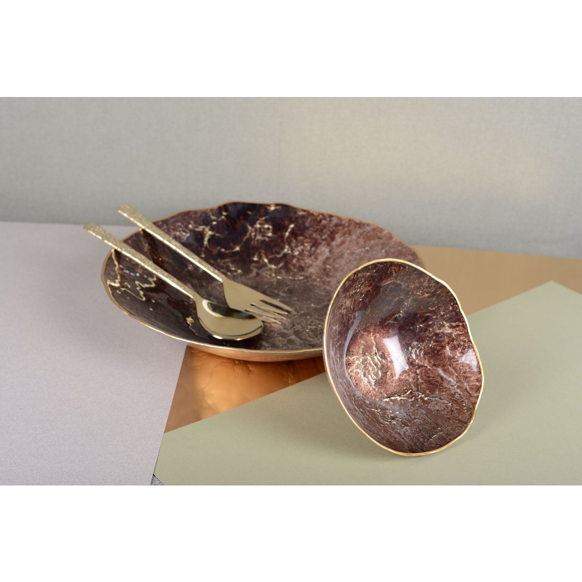 Bruine kom met gouden rand 20 cm