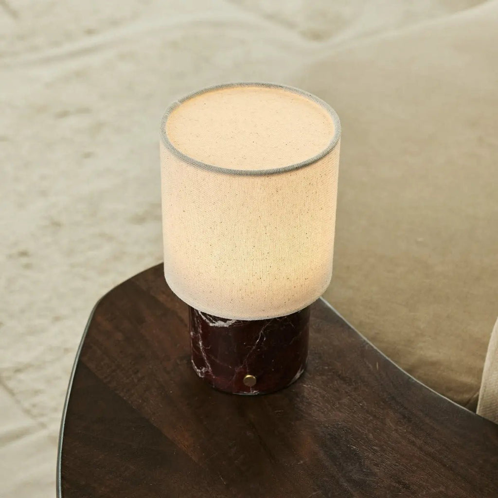 Dou Red / Rosso Levanto - Marmeren oplaadbare tafellamp - Draadloos, 3 lichte modi en met linnen verwisselbare lampenkap