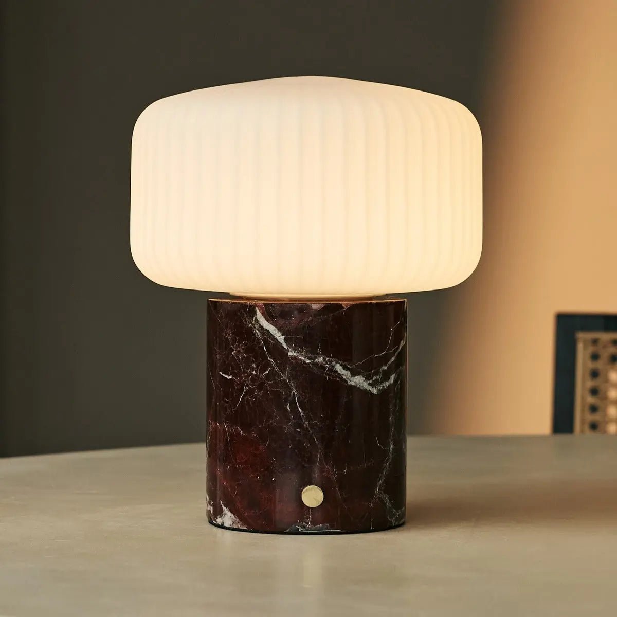 Renoir Red / Rosso Levanto - Marmeren oplaadbare tafellamp - Draadloos, USB -oplaadbaar en tot 100 uur verlichting
