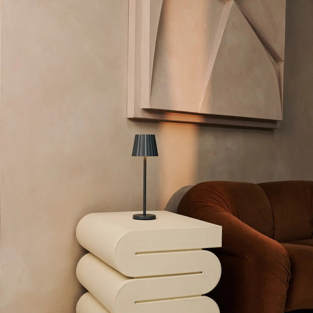 Combi Set Professional-4 X Maya Stone Gray Oplaadbare tafellampen en 1 x Amstel Wireless Laying Station met Qi-Technology