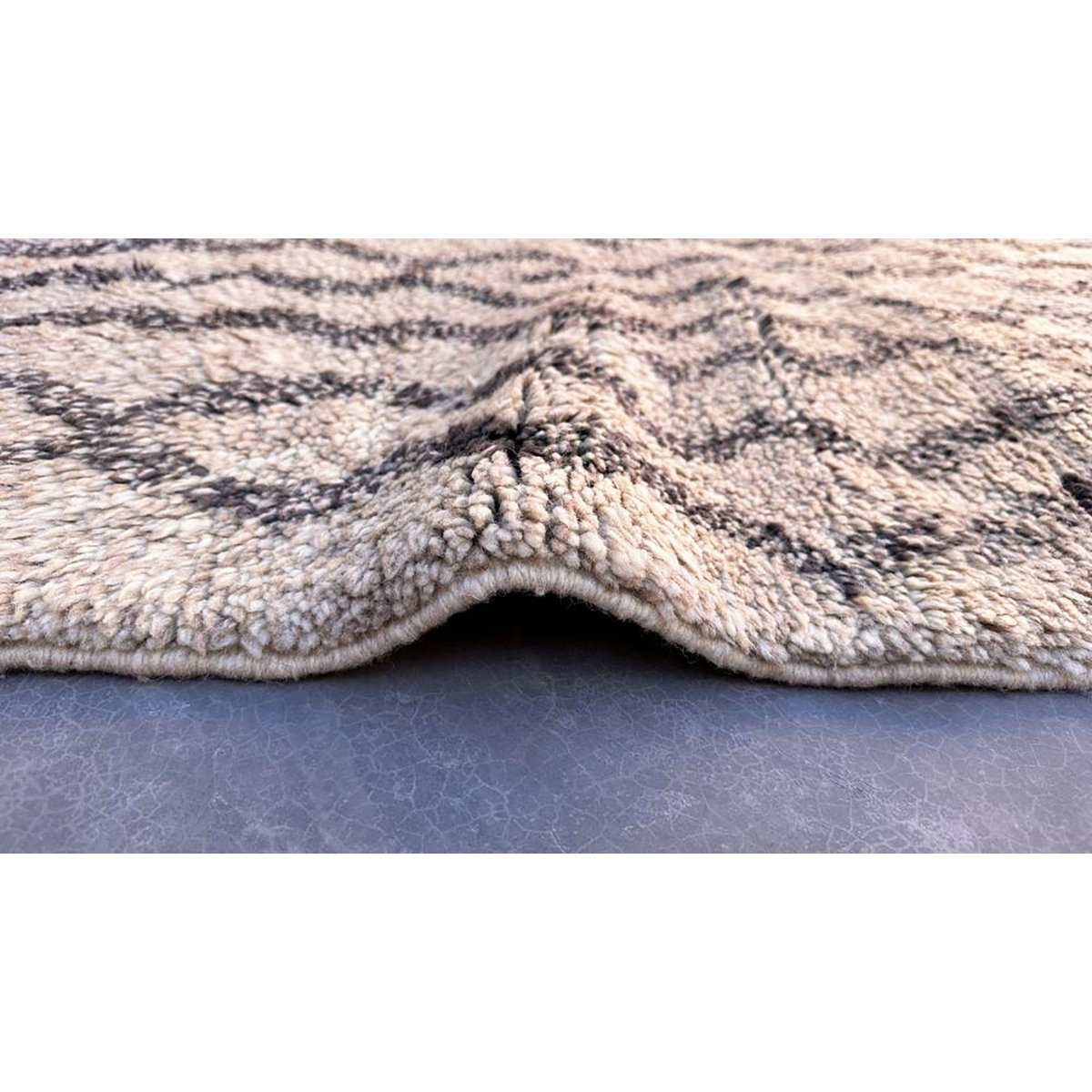 Eigentijds berber tapijt van m'rrt 176 x 270 cm