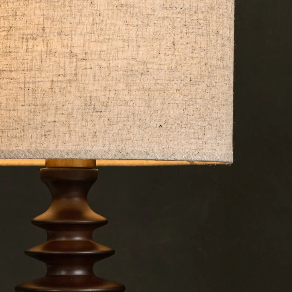 Bodhi donkerbruine houten lamp met beige lampenkap – elegante verlichting voor elke kamer