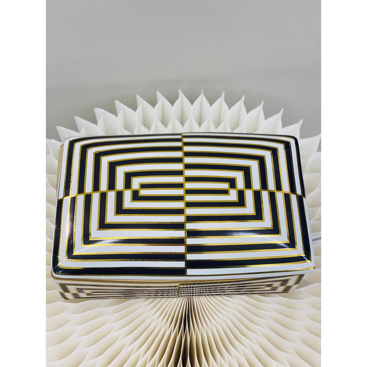 Moderne huisdecoratie opbergdoos met zwart-wit gouden rand