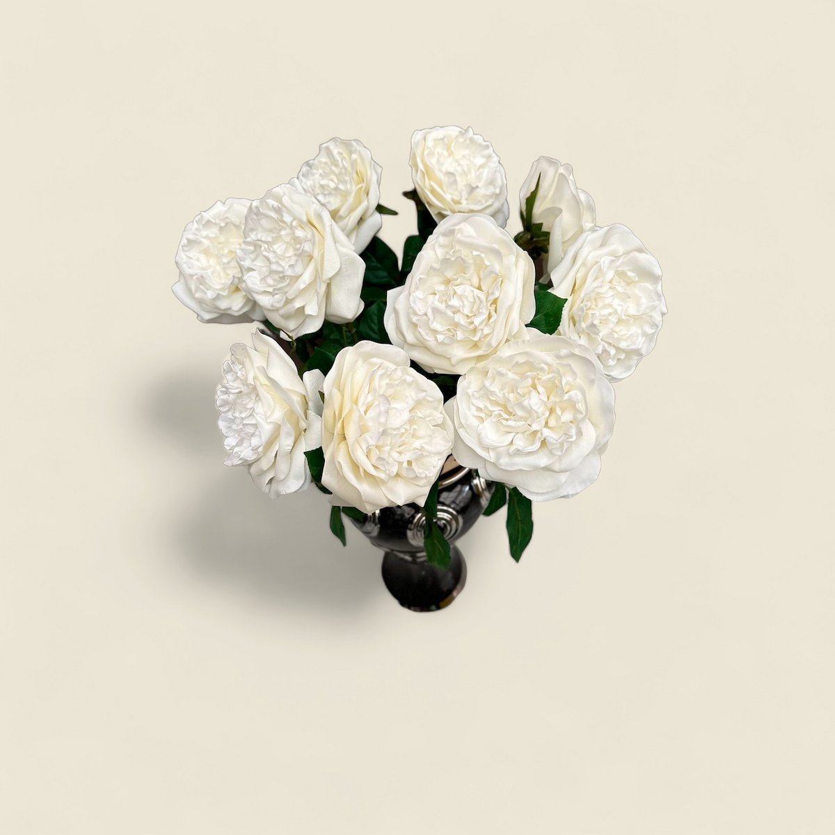 Een prachtige zwarte vaas met 10 grote, witte bloemen.