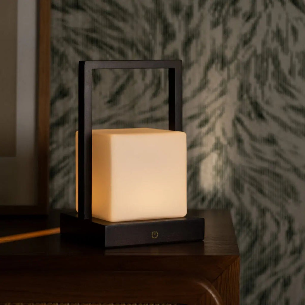 Noah donkerbruine houten oplaadbare tafellamp met glas en houten handgreep