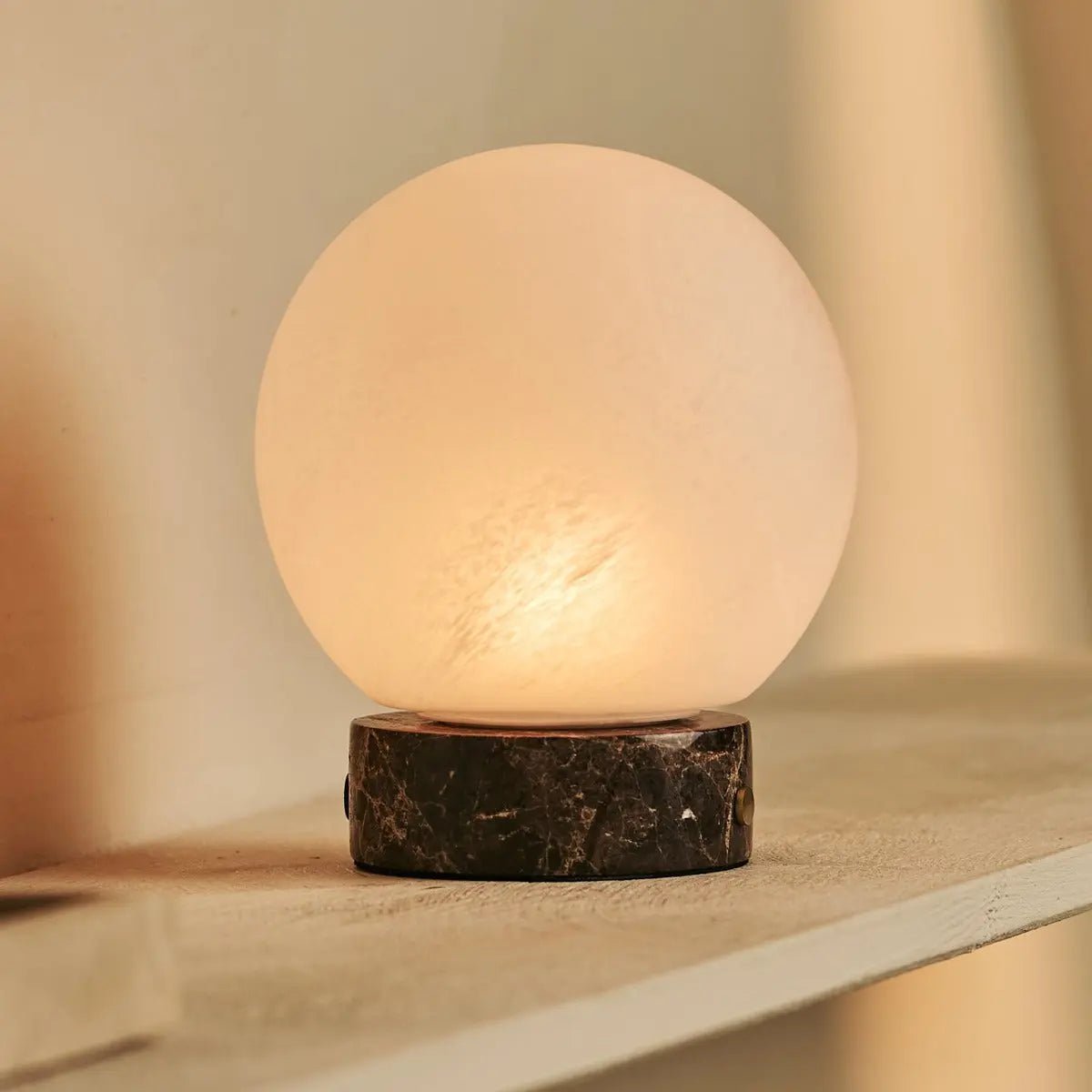 Heem Brown / Emperador Dark - Marmeren oplaadbare tafellamp - 3 lichte modi, draadloos en met glazen verwisselbare lampenkap