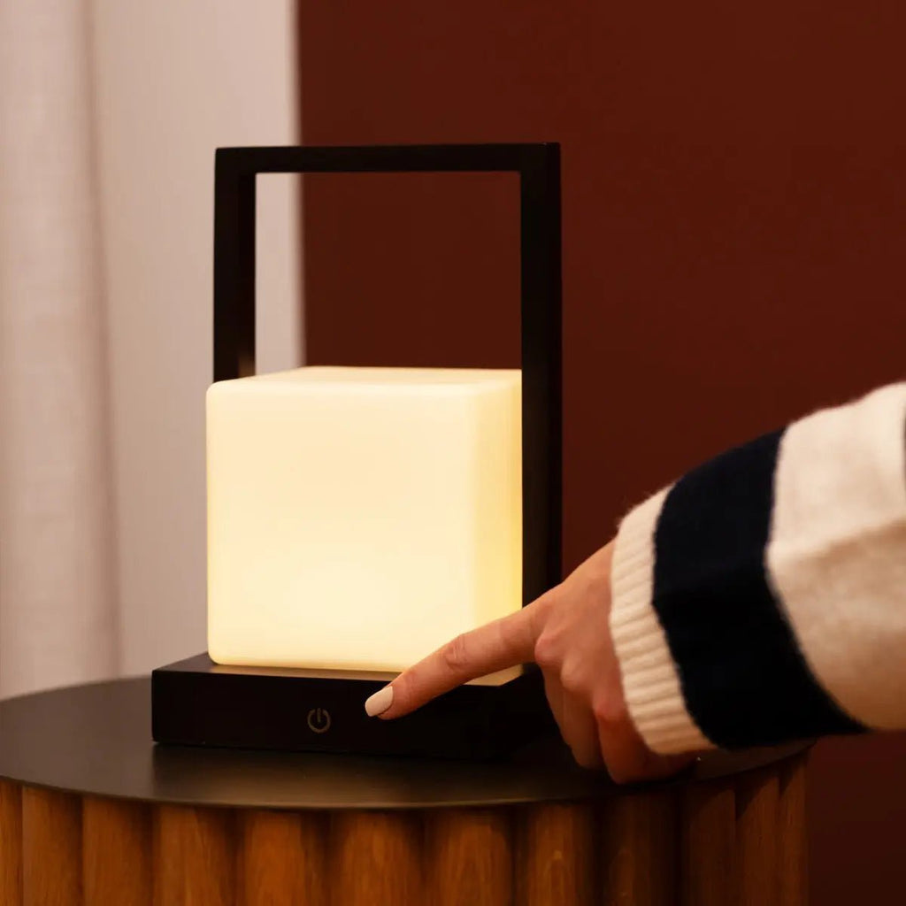 Noah donkerbruine houten oplaadbare tafellamp met glas en houten handgreep