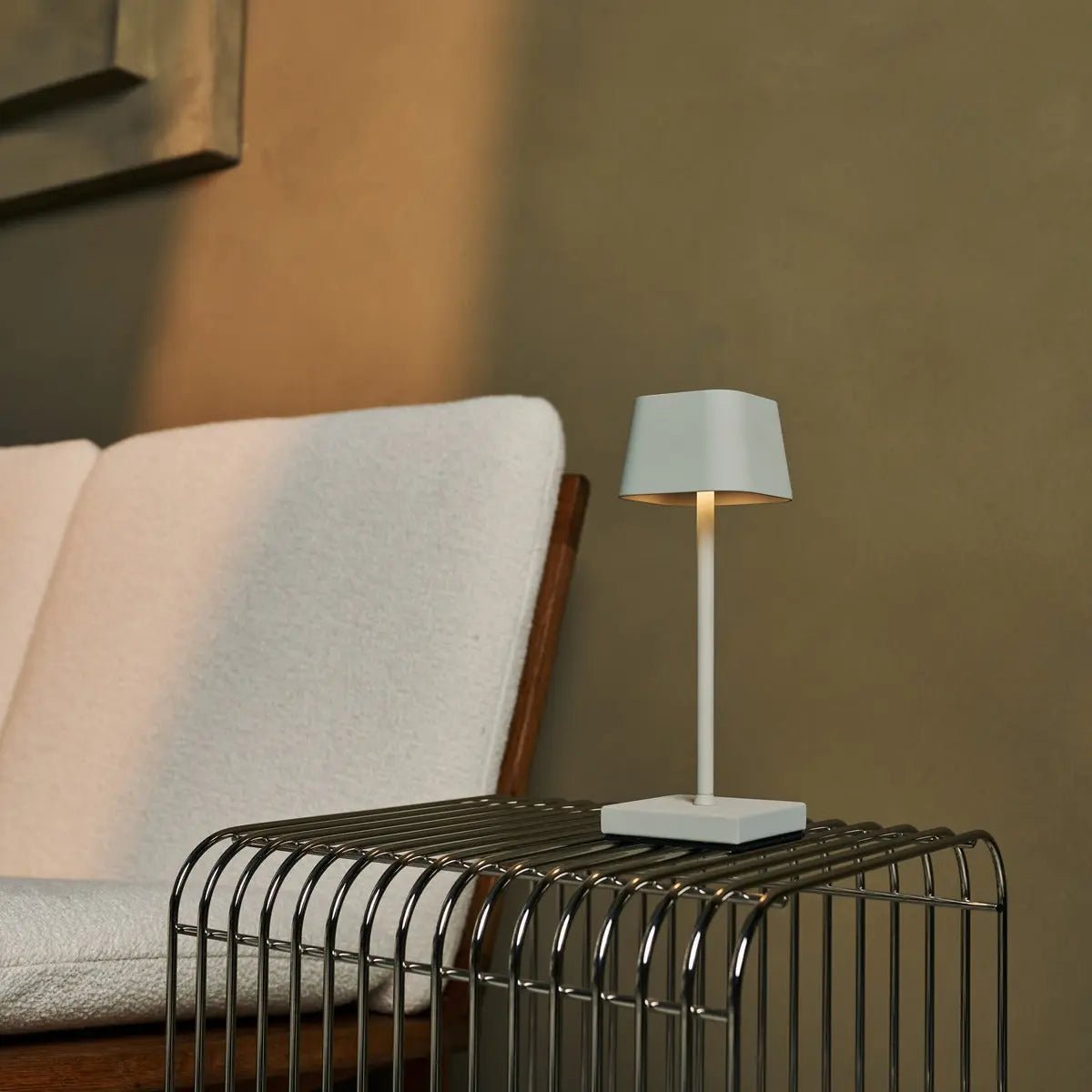 Combi Set Professional - 4 x Sarphati Mini Shadow Gray Oplaadbare tafellampen voor gastvrijheid en 1 x Amstel Wireless Laying Station