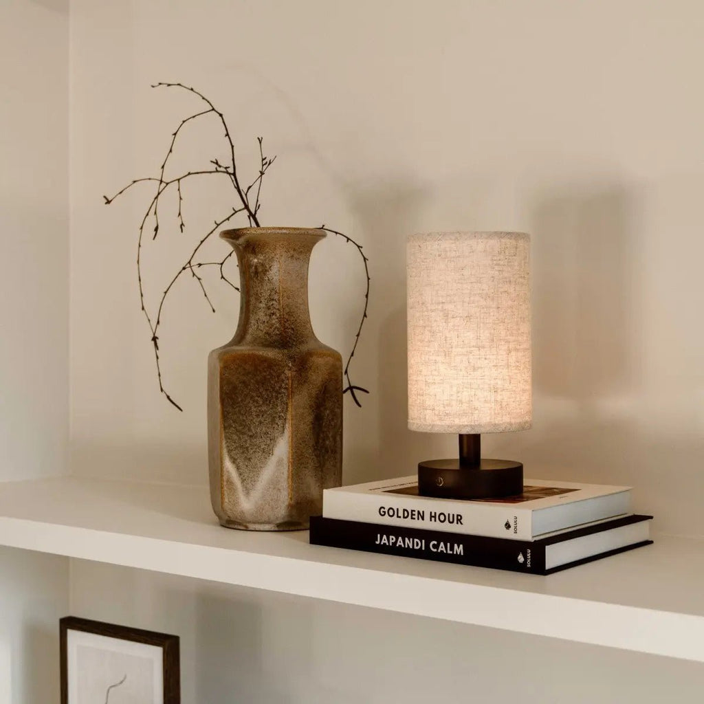 Ben donkerbruine houten tafellamp-oplaadbaar, dimbaar, USB-C aangedreven