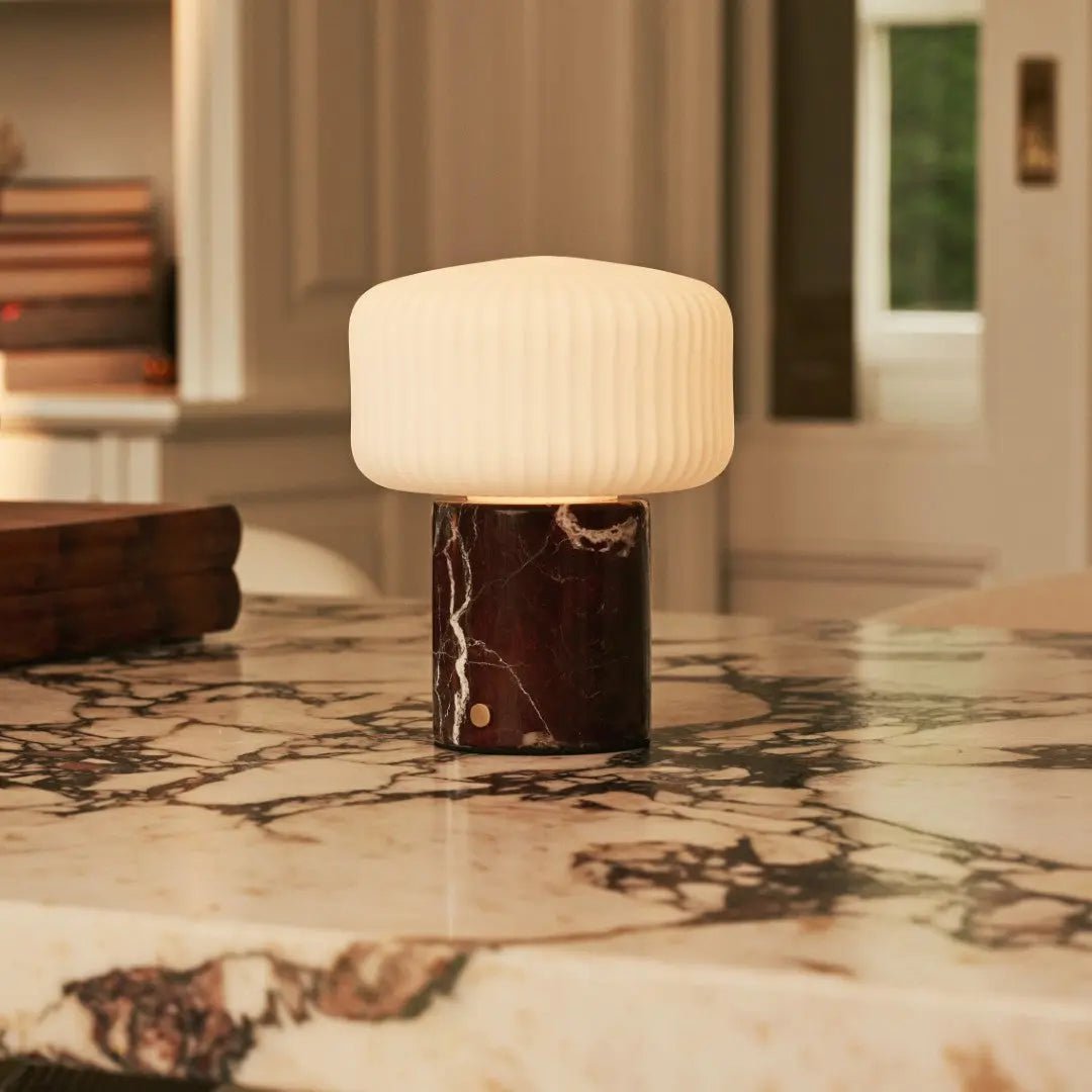 Renoir Red / Rosso Levanto - Marmeren oplaadbare tafellamp - Draadloos, USB -oplaadbaar en tot 100 uur verlichting