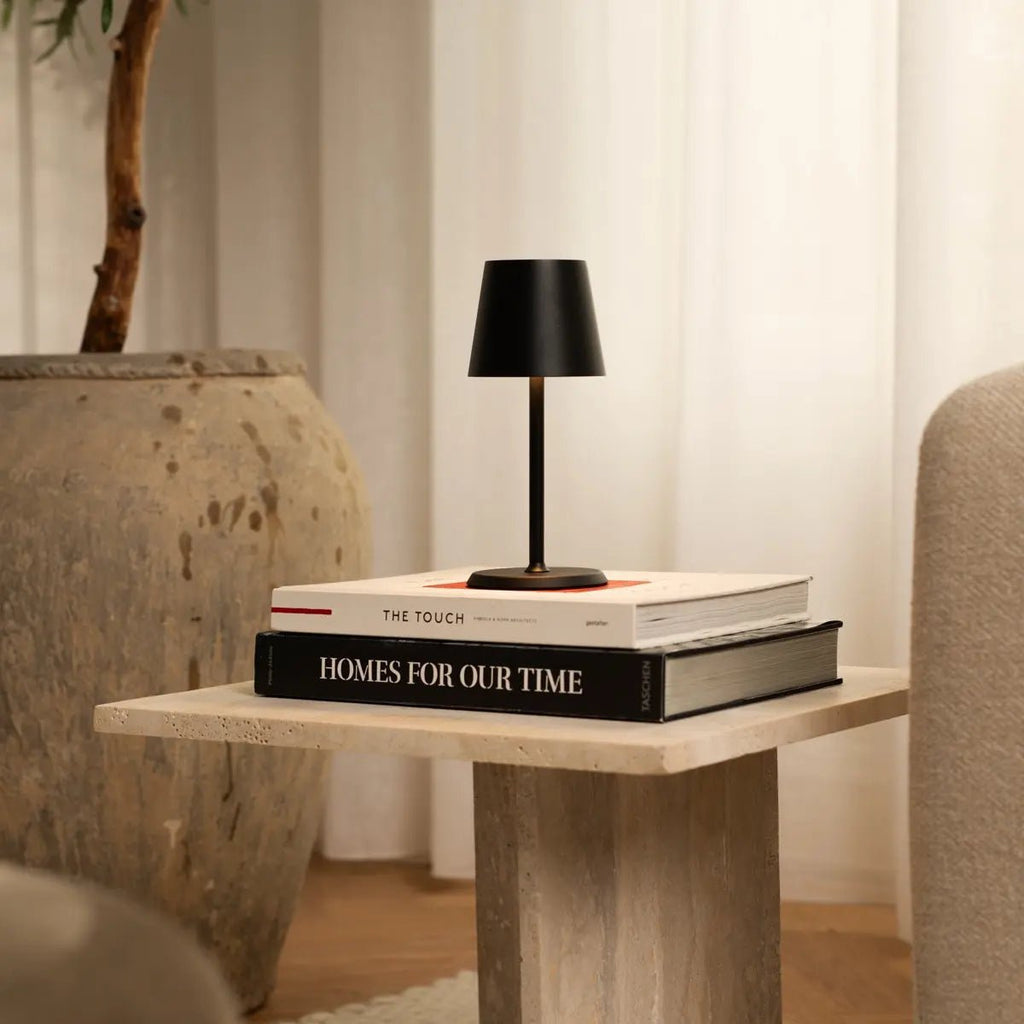James Black oplaadbare ijzeren tafellamp – draadloos, dimbaar en elegant