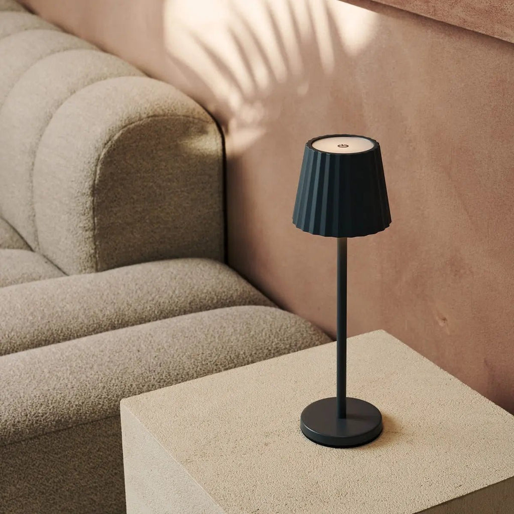 Maya stenen grijs geribbelde tafellamp gemaakt van ijzer - dimbare lamp en 3 lichtmodi, oplaadbaar via draadloos laadstation