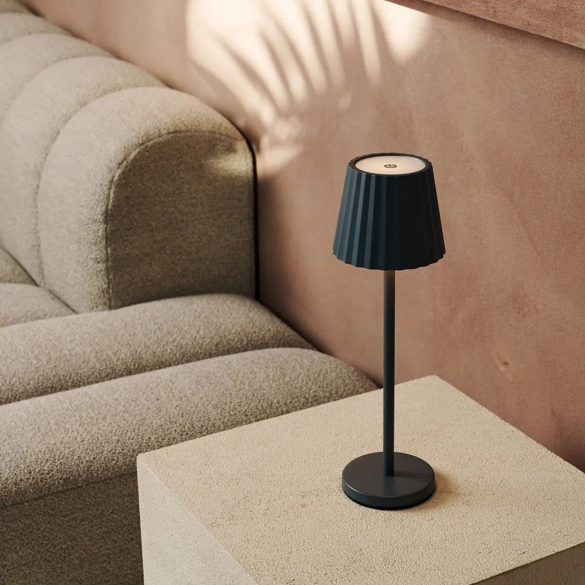 Maya stenen grijs geribbelde tafellamp gemaakt van ijzer - dimbare lamp en 3 lichtmodi, oplaadbaar via draadloos laadstation