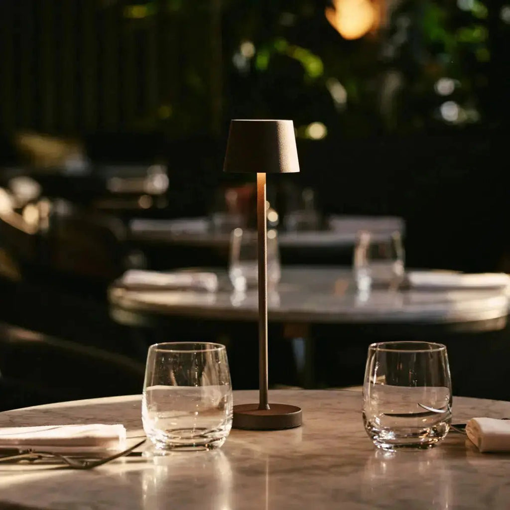 Vondel Mocha Brown oplaadbare en draadloze lamp perfect voor horeca -industrie - draadloos oplaadbaar via laadstation