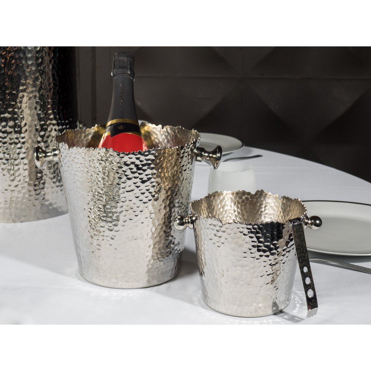 IJsemmer gehamerd met tang