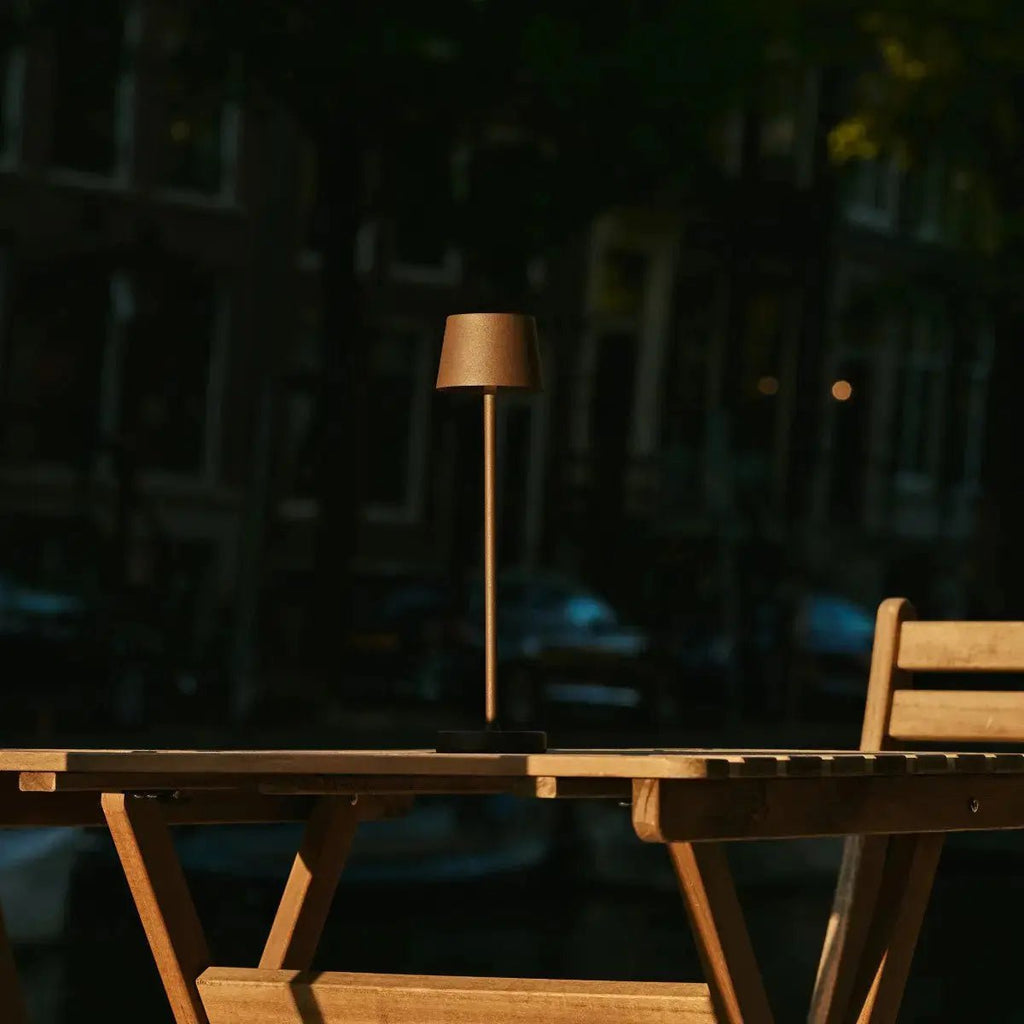 Combi Set Professional-4 X Vondel Mini Mocha Brown Oplaadbare tafellampen & 1 x Amstel Wireless Laying Station met Q1-Technology