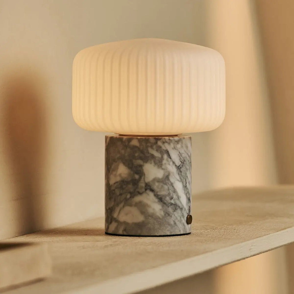 Renoir Wit / Bianco Statuarietto - Marmeren oplaadbare tafellamp - draadloos, USB oplaadbaar en tot 100 uur verlichting
