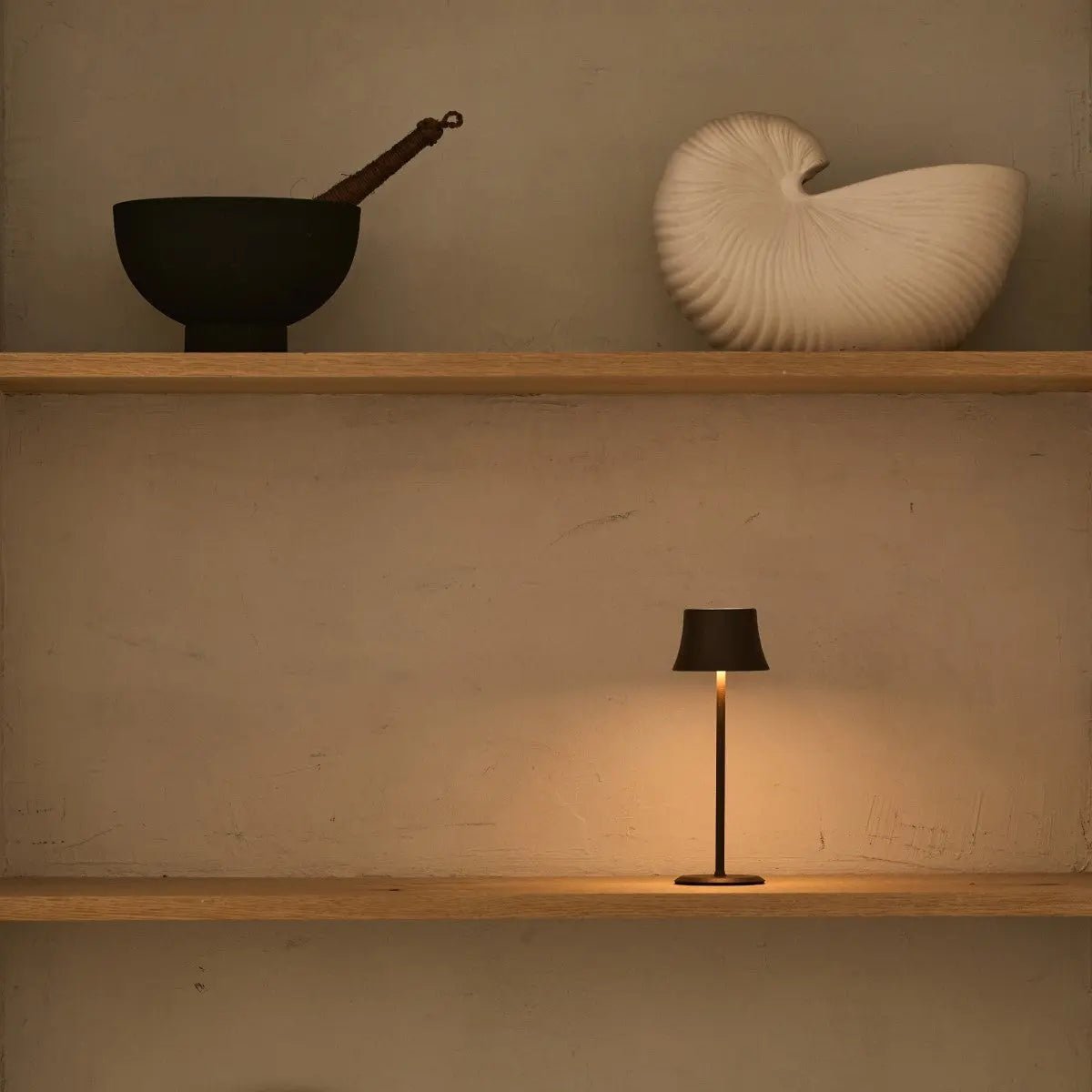 Willy Mini Mocha Brown oplaadbare tafellamp – stijlvol, dimbaar, batterijduur van 60 uur