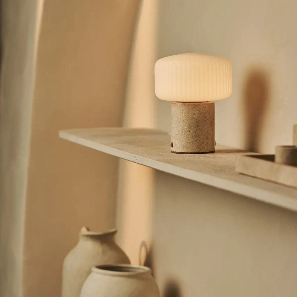 Renoir Beige / Travertino Classico - Travertine oplaadbare tafellamp - draadloos, USB oplaadbaar en tot 100 uur verlichting