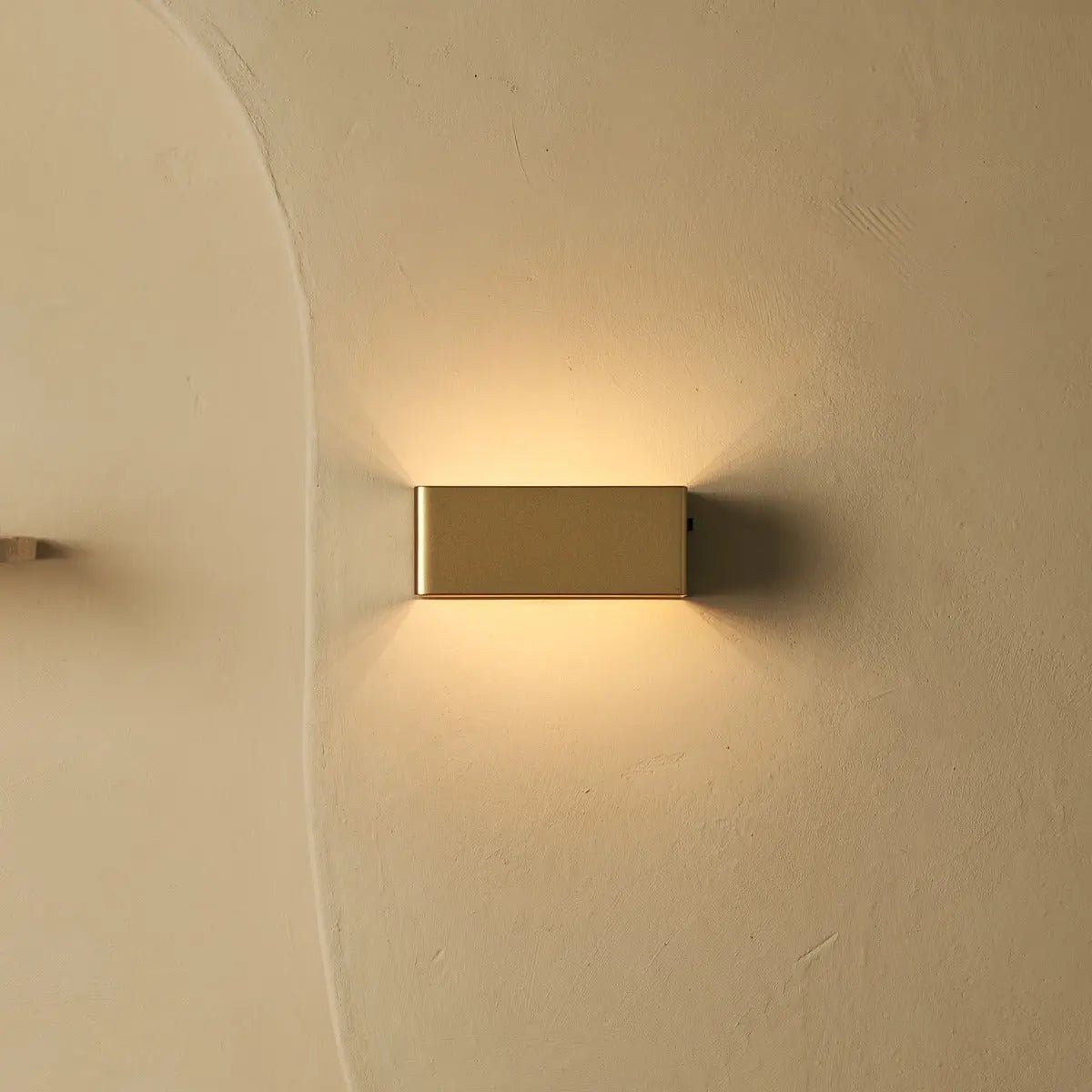 Tessa gouden draadloze wandlamp inclusief afstandsbediening, 20 lichtmodi, dimable, magnetisch suspensiesysteem en met bewegingssensor