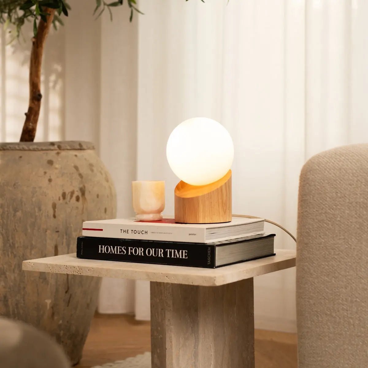 Quin lichtbruine houten lamp met koord - duurzaam rubberwood en matglas