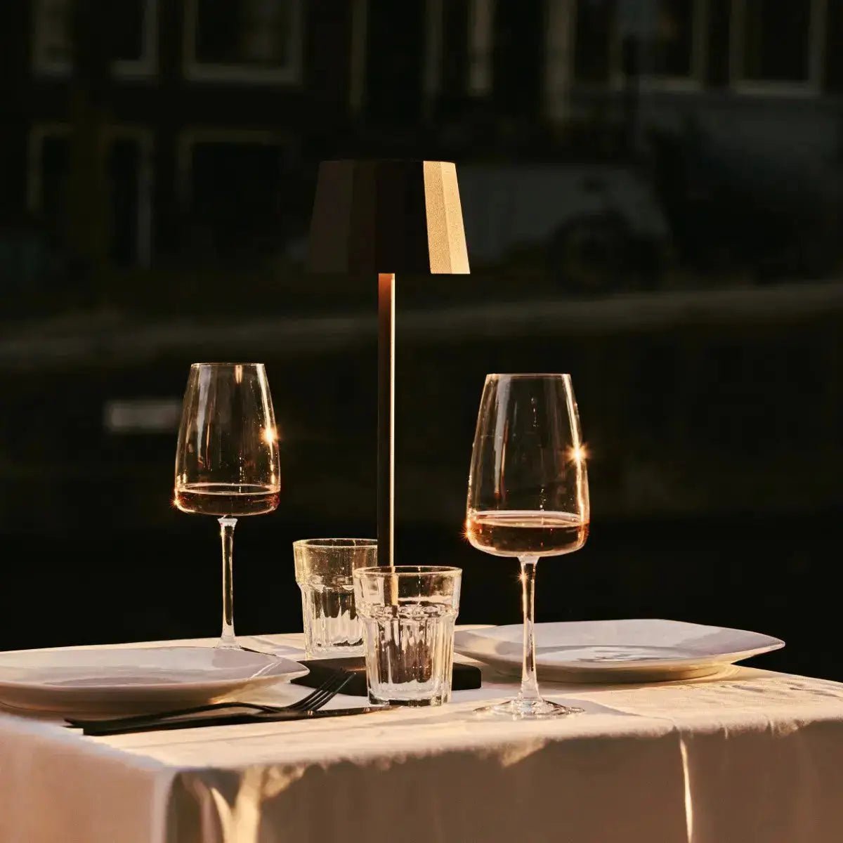 Combi Set Professional-8 X Wouter Mocha Brown Oplaadbare tafellampen & 1 x Central Station Draadloos laadstation met Qi-Technology T