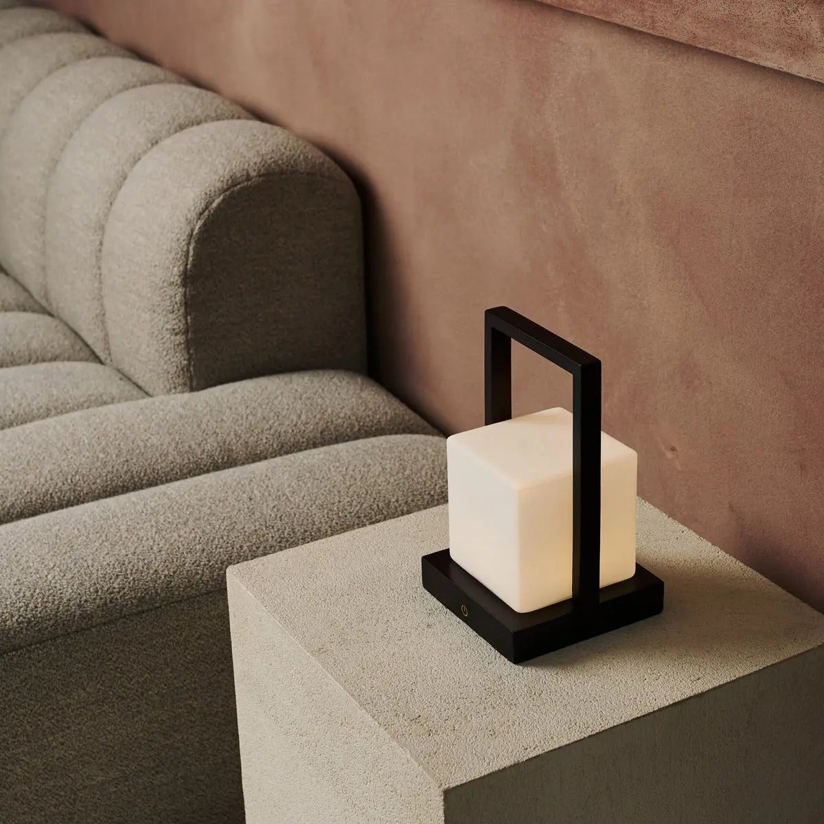 Noah donkerbruine houten oplaadbare tafellamp met glas en houten handgreep