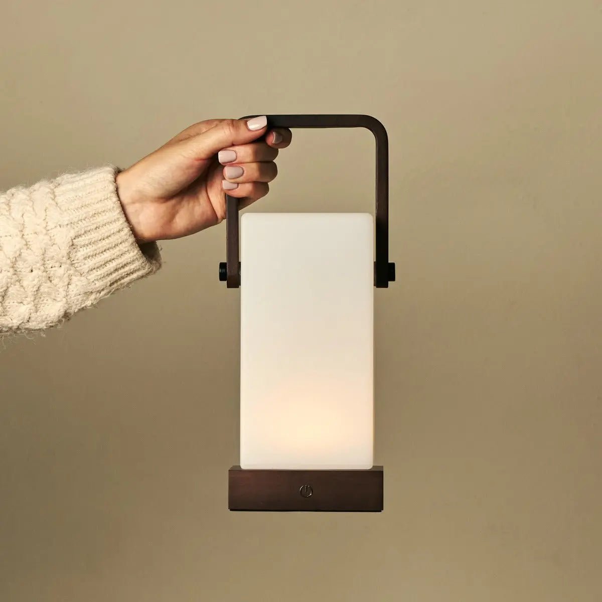 Harper Donkerbruine Houten Lamp – Snoerloze Oplaadbare Tafellamp met Handvat