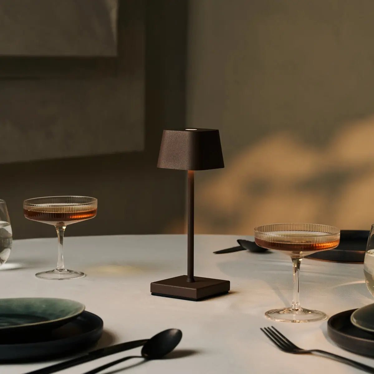 Combi Set Professional-4 X Sarphati Mini Mocha Brown oplaadbare tafellampen & 1 x Amstel Wireless Laying Station met Qi-Technology