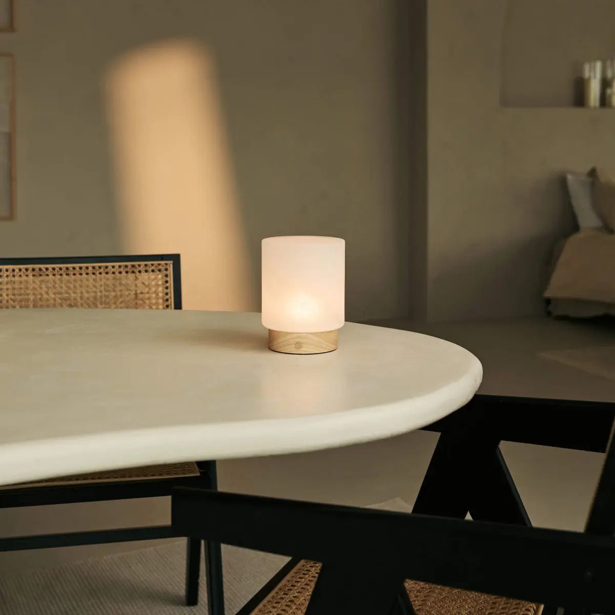 Pien lichtbruine houten tafellamp - oplaadbaar, dimbaar en tot 100 uur batterij