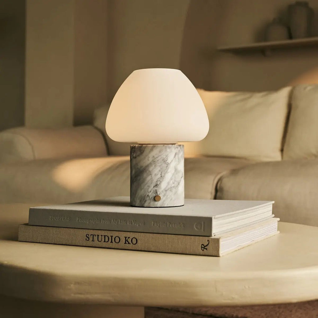 OSTADE WIT / BIANCO STATUARIETTO - Uniek oplaadbare marmeren tafellamp met 3 lichte kleuren en dimfunctie