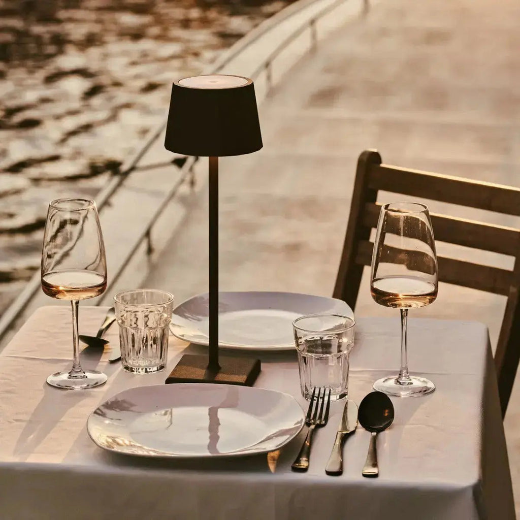 Combi Set Professional-4 X Wouter Mocha Brown Oplaadbare tafellampen & 1 x Amstel Wireless Laying Station met Qi-Technology