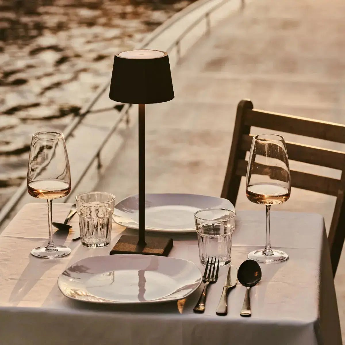 Combi Set Professional-4 X Wouter Mocha Brown Oplaadbare tafellampen & 1 x Amstel Wireless Laying Station met Qi-Technology