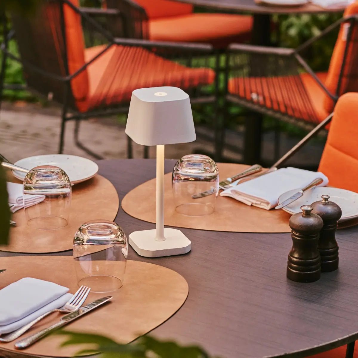Ava witte oplaadbare tafellamp – stijlvolle, draadloze en dimbare verlichting
