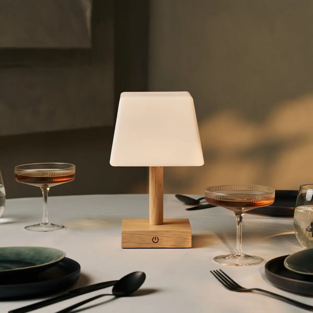 Tommy lichtbruine houten tafellamp met glas - oplaadbare, dimbare lamp, draadloze verlichting