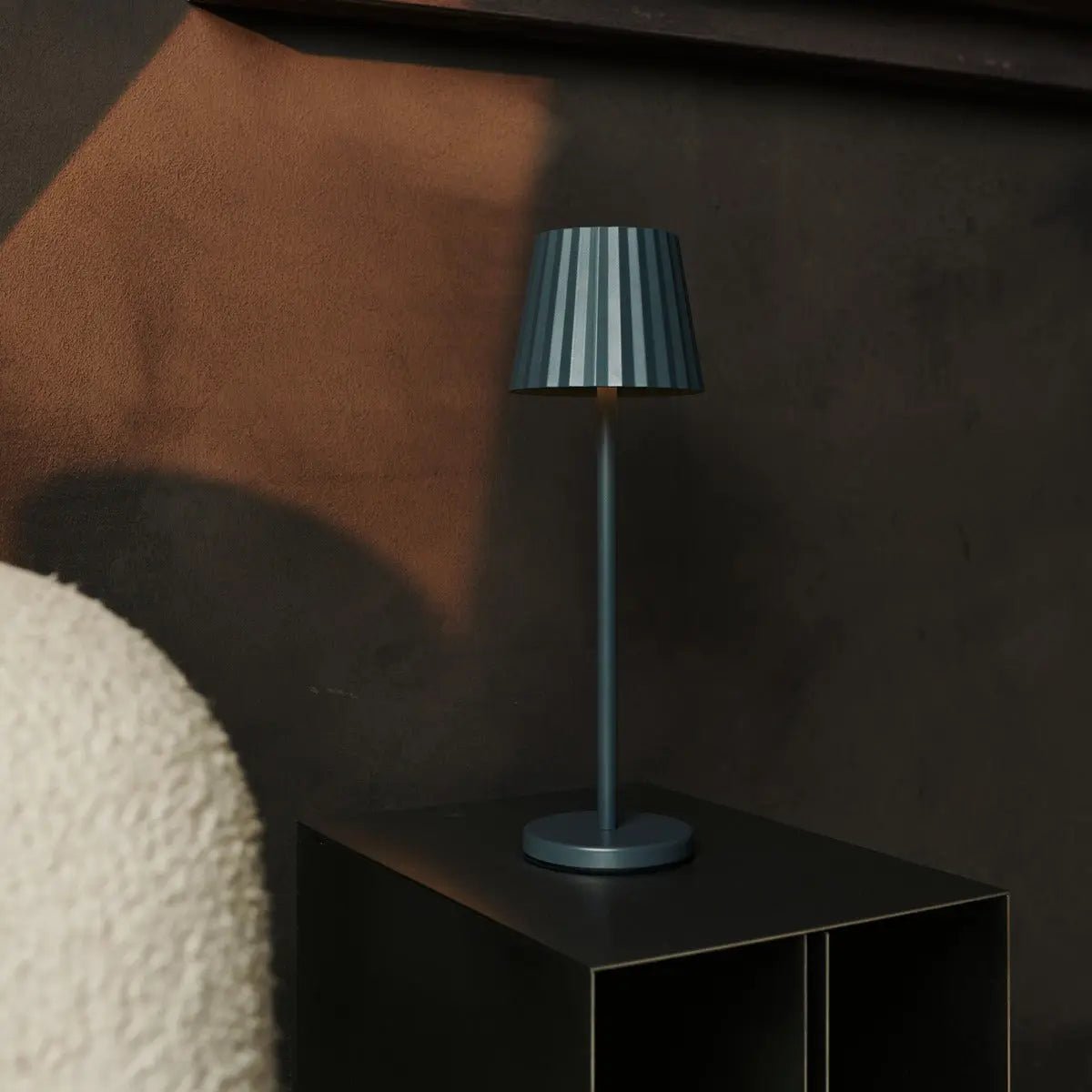 Combi Set Professional-4 X Maya Stone Gray Oplaadbare tafellampen en 1 x Amstel Wireless Laying Station met Qi-Technology