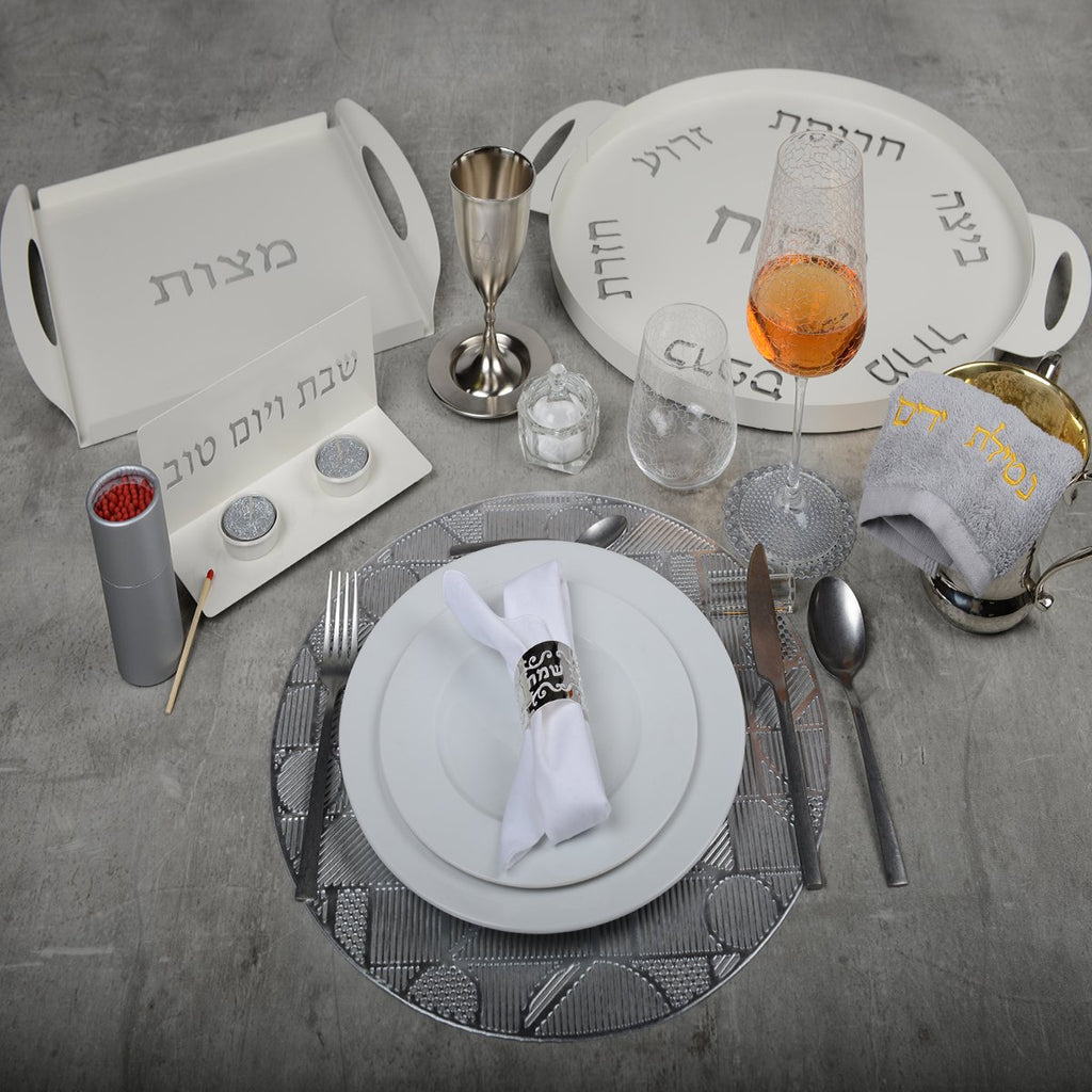 Zilveren geometrische plaat hieronder