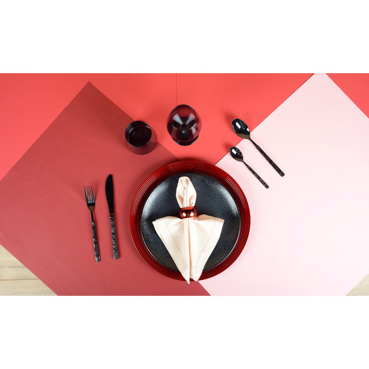 24 -Kamer briljant zwart huishouden met gehamerd afwerking