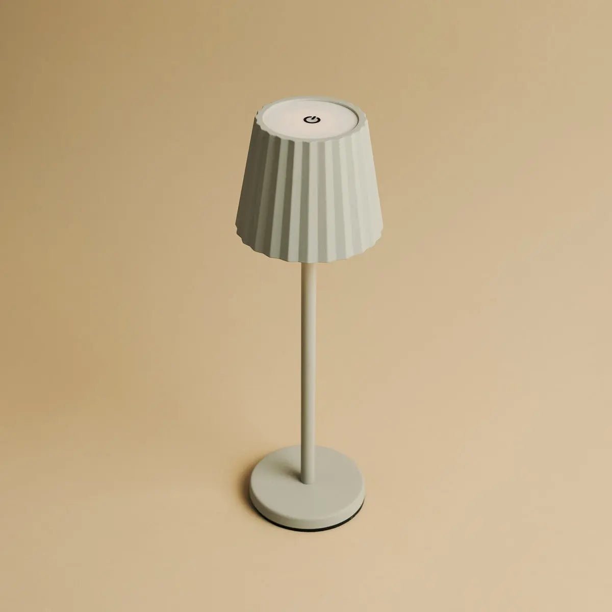 Combi Set Professional-4 x Maya Shadow Gray Oplaadbare tafellampen en 1 x Amstel Wireless Laying Station met Qi-Technology