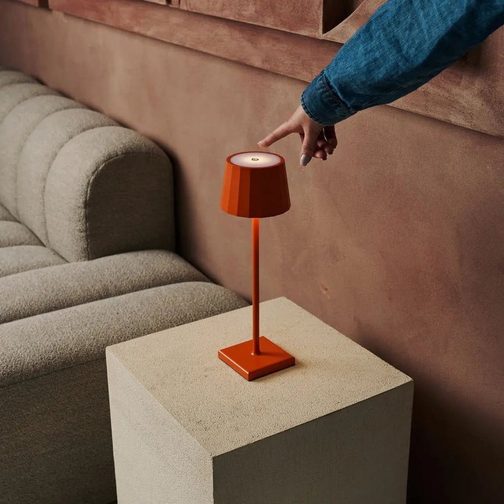 Combi Set Professional-8 X Wouter Blossom Orange RooGable Table Lamps & 1 x Central Station Draadloos oplaadstation met Qi-Technology