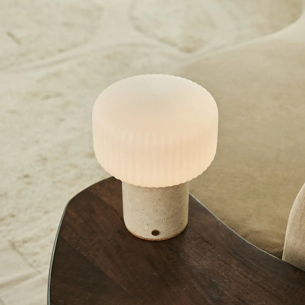 Renoir Beige / Travertino Classico - Travertine oplaadbare tafellamp - draadloos, USB oplaadbaar en tot 100 uur verlichting