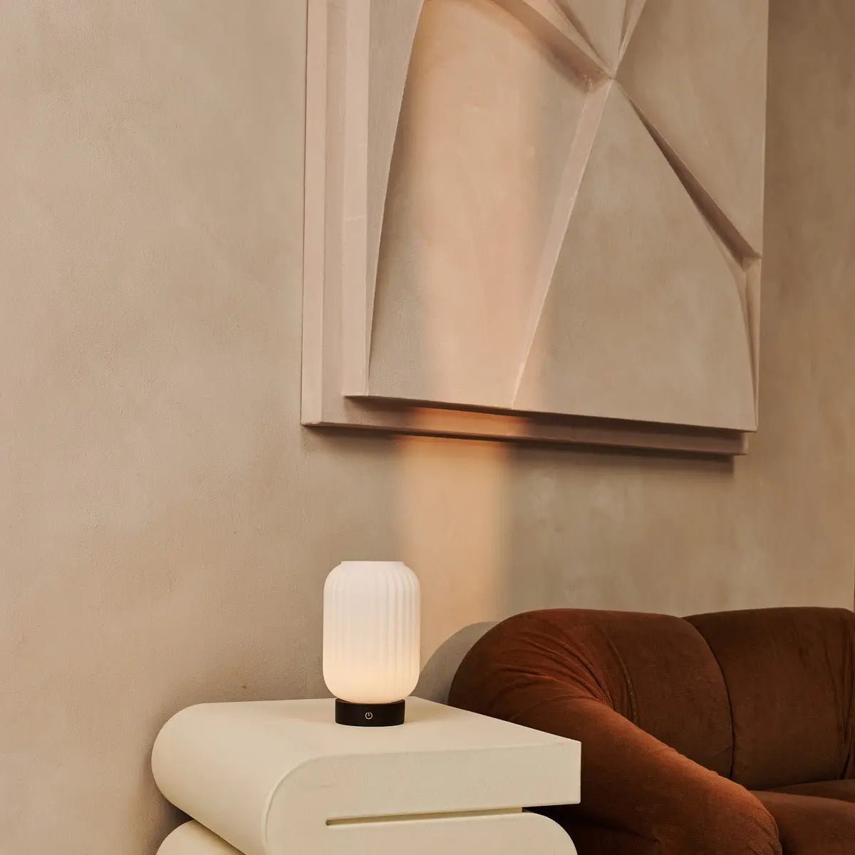 Lilly donkerbruin unieke oplaadbare lamp - matglaslamp, houten basis, dimable, 3 lichte modi