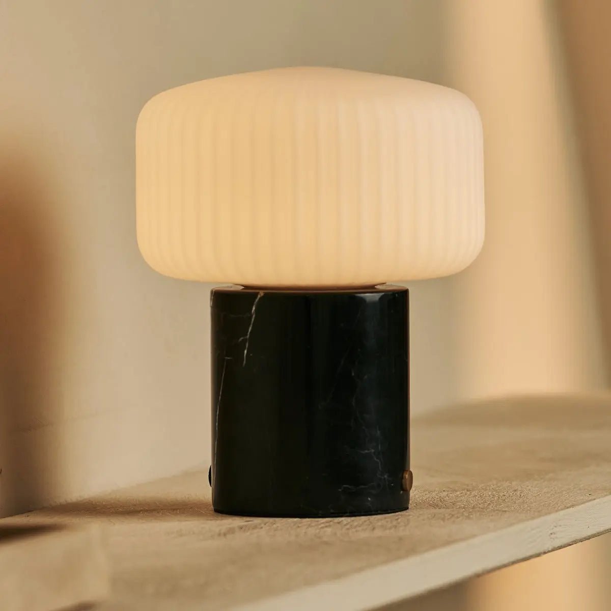 Renoir Black / Nero Marquina - Marmeren oplaadbare tafellamp - draadloos, USB -oplaadbaar en tot 100 uur verlichting