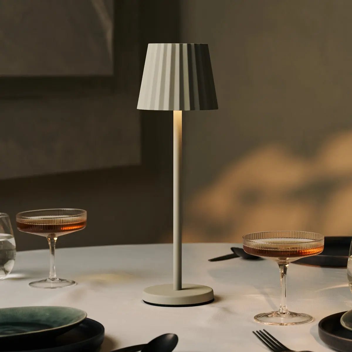 Maya Schadow Grijs geribbelde tafellamp gemaakt van ijzer - dimbare lamp en 3 lichtmodi, oplaadbaar via draadloos laadstation