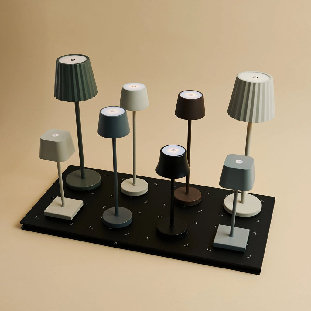 Combi Set Professional-8 x Maya Shadow Gray Oplaadbare tafellampen en 1 x Central Station draadloos laadstation met Qi-Technology