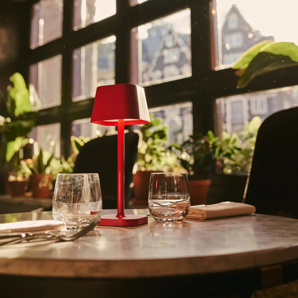 Ava Berry Red oplaadbare tafellamp | Stijlvol, draadloos lamp en dimbaar