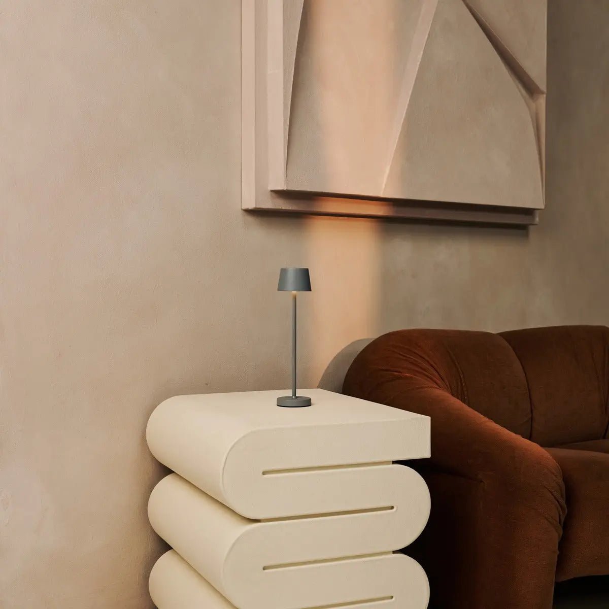 Combi Set Professional – 4 x Vondel Mini Mouse Grey Rechargeable Table Lamps & 1 x Amstel Wireless Charging Station with Q1-Technology